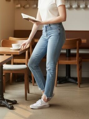 American Eagle Light Blue Distressed Curvy Super High Rise Jeans Sz‎ 10 Short